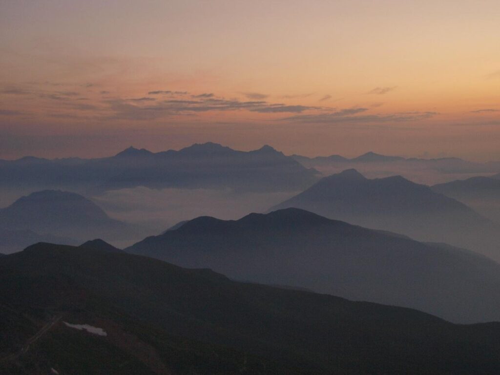黄昏时分从山顶小屋前眺望的景色